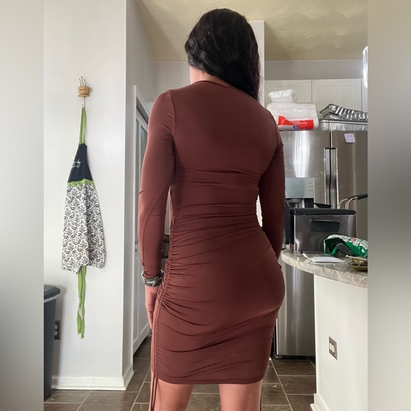 Windsor Brown Long Sleeve Fitted Midi Dress - Picture 4 of 11